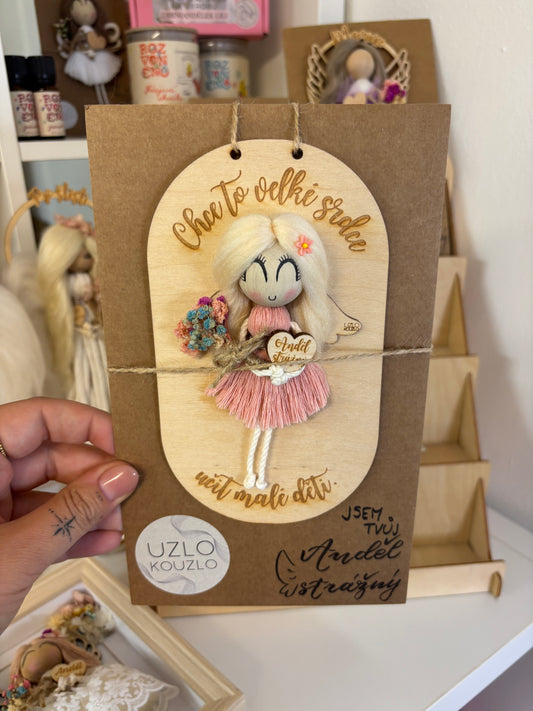 Andělka na oválném výřezu s nápisem.
