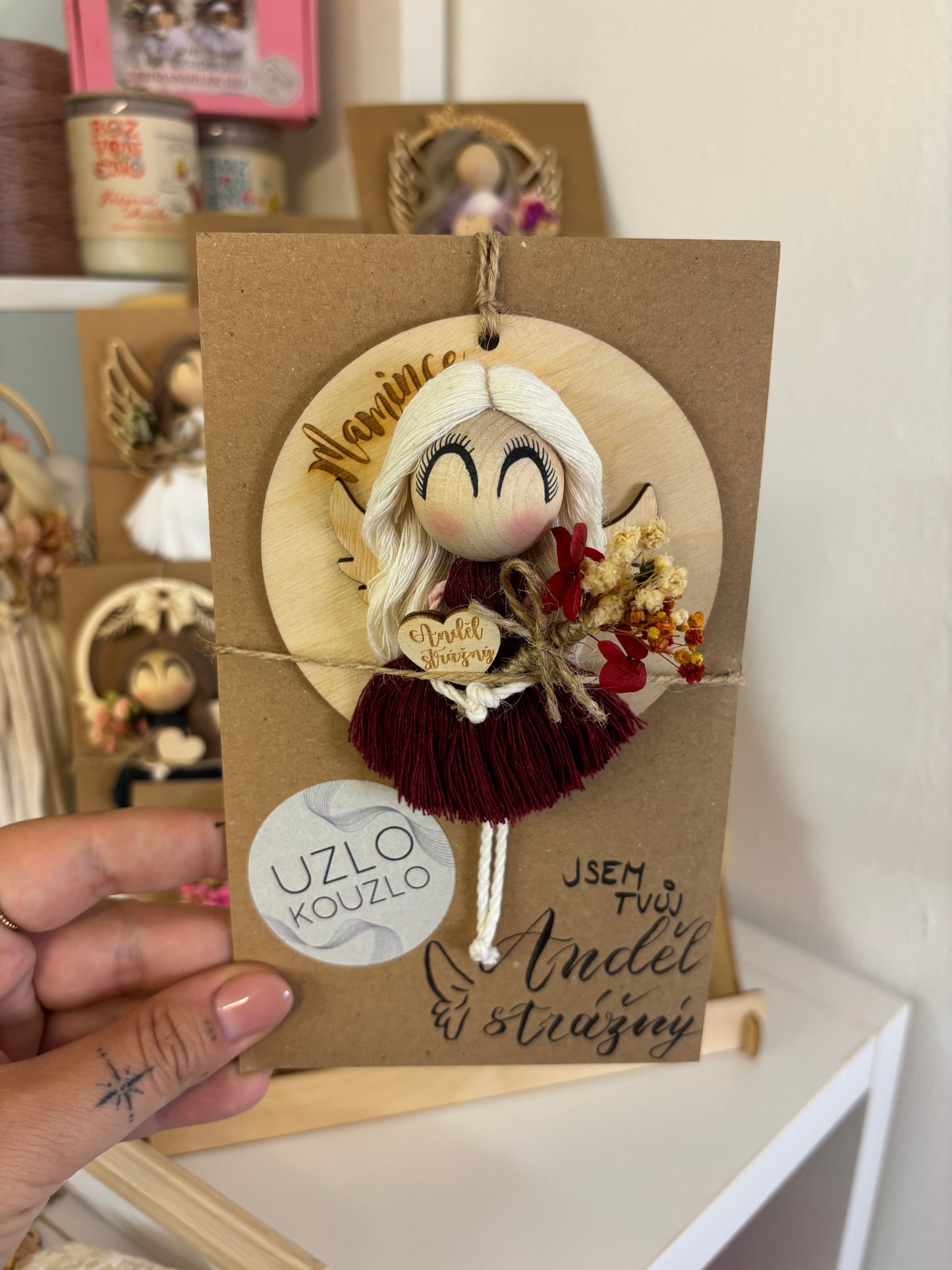 Andělka na dřevěném kolečku Mamince, tmavě červená