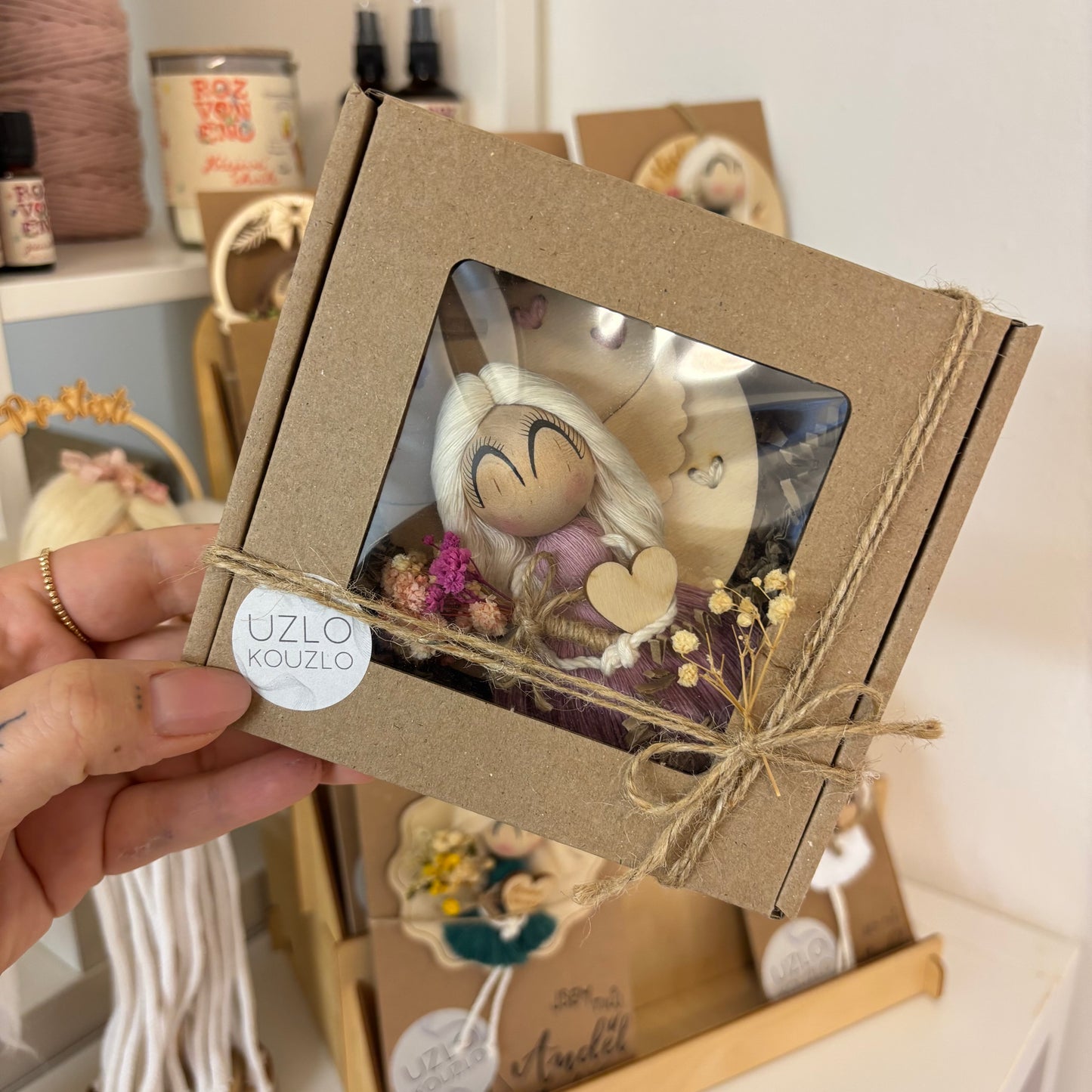 Andělka na dřevěném kolečku se srdíčky, růžová