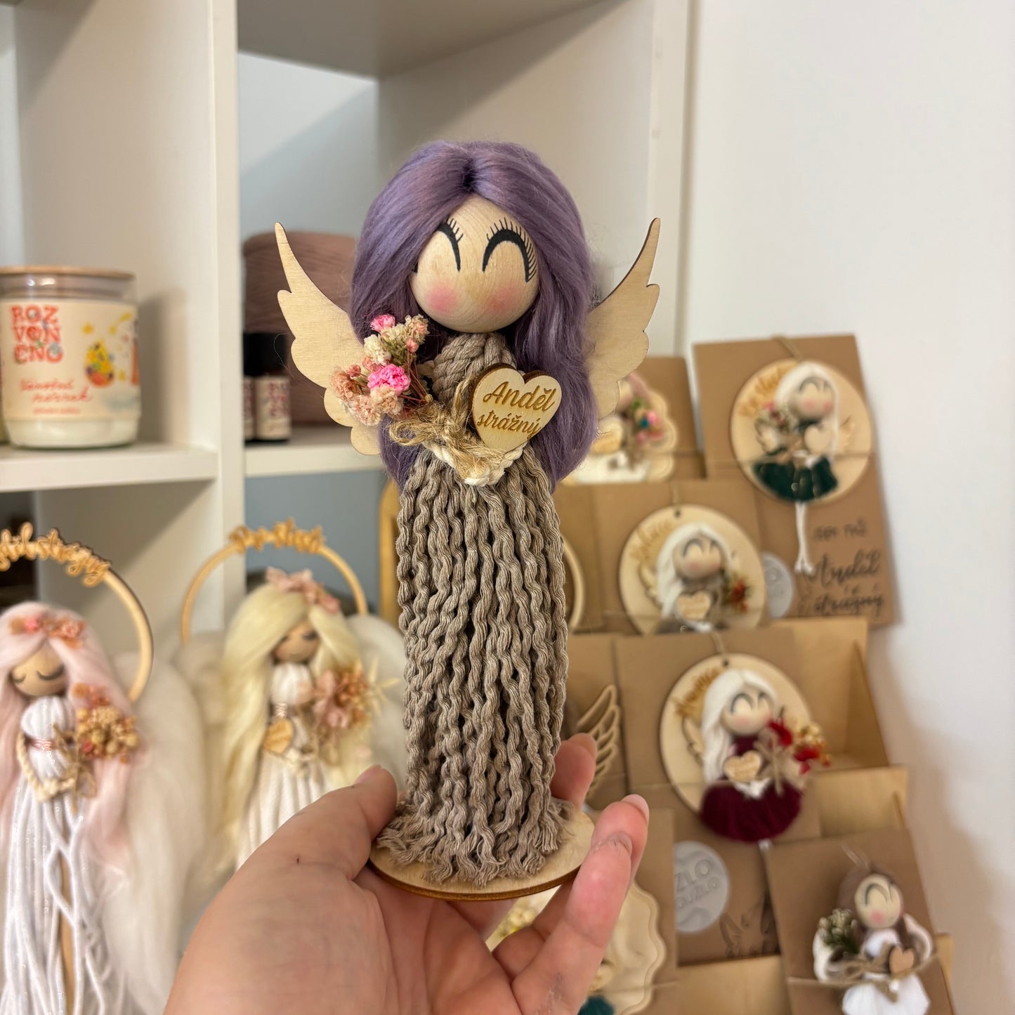Andělka na stojánku