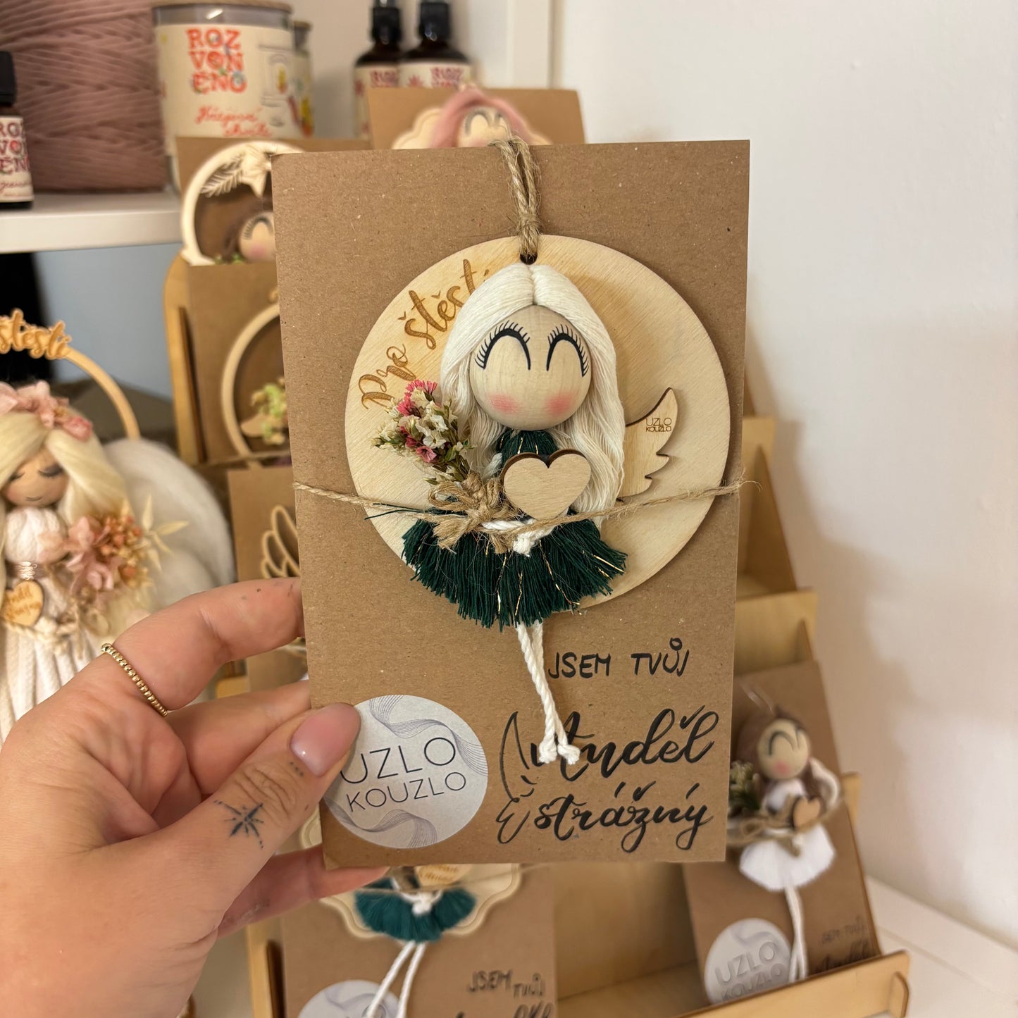 Andělka na dřevěném kolečku Pro štěstí, zelená