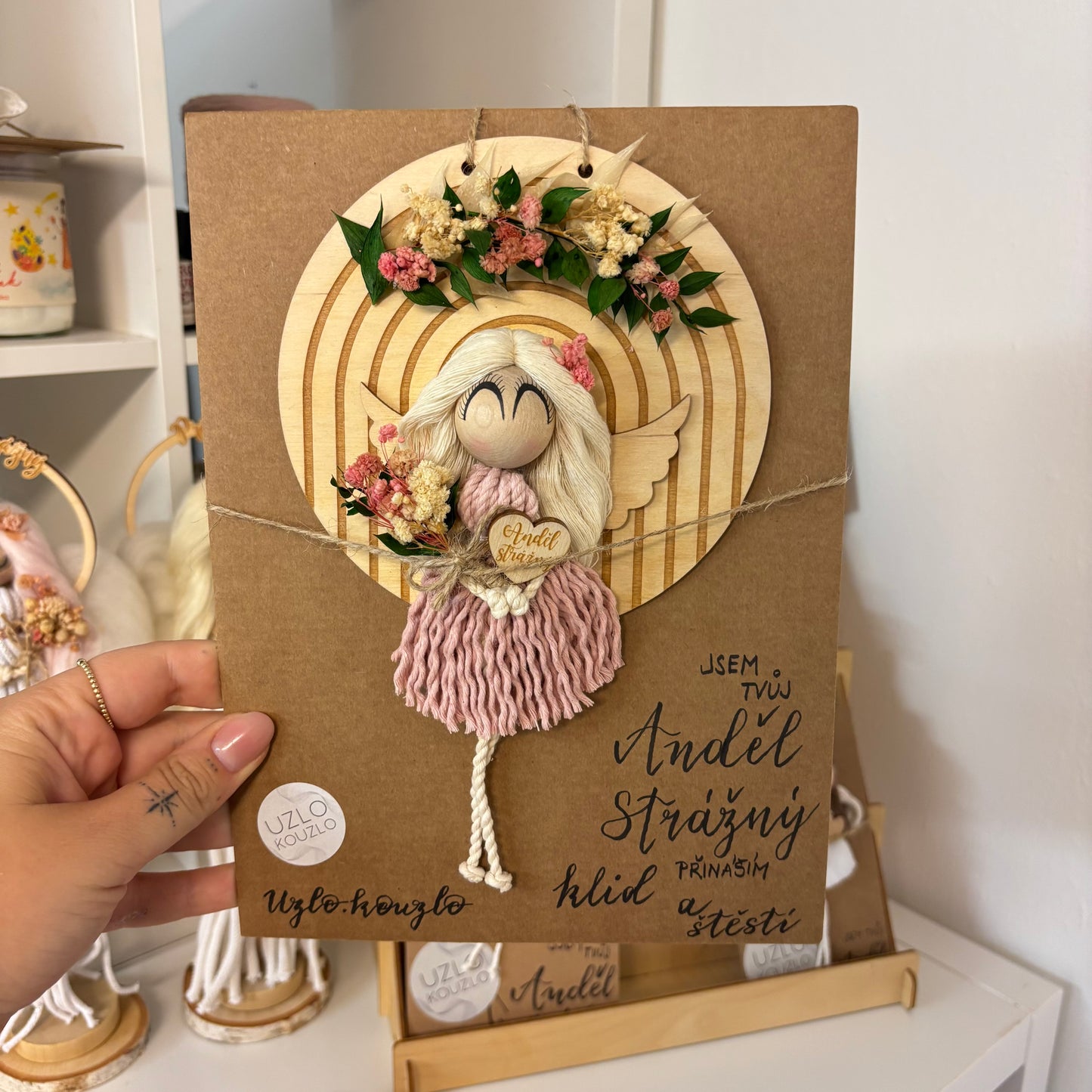 Andělka na dřevěném kolečku, růžová