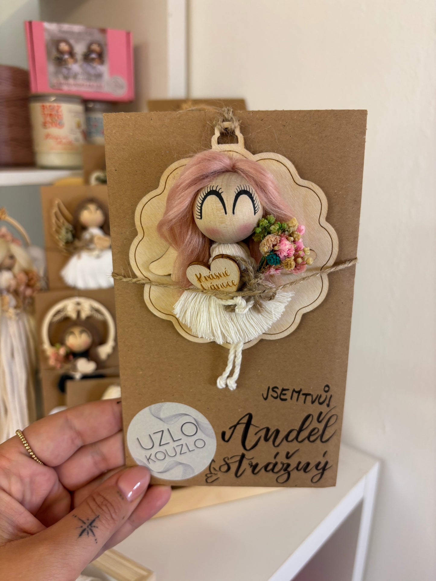Andělka v dřevěné baňce