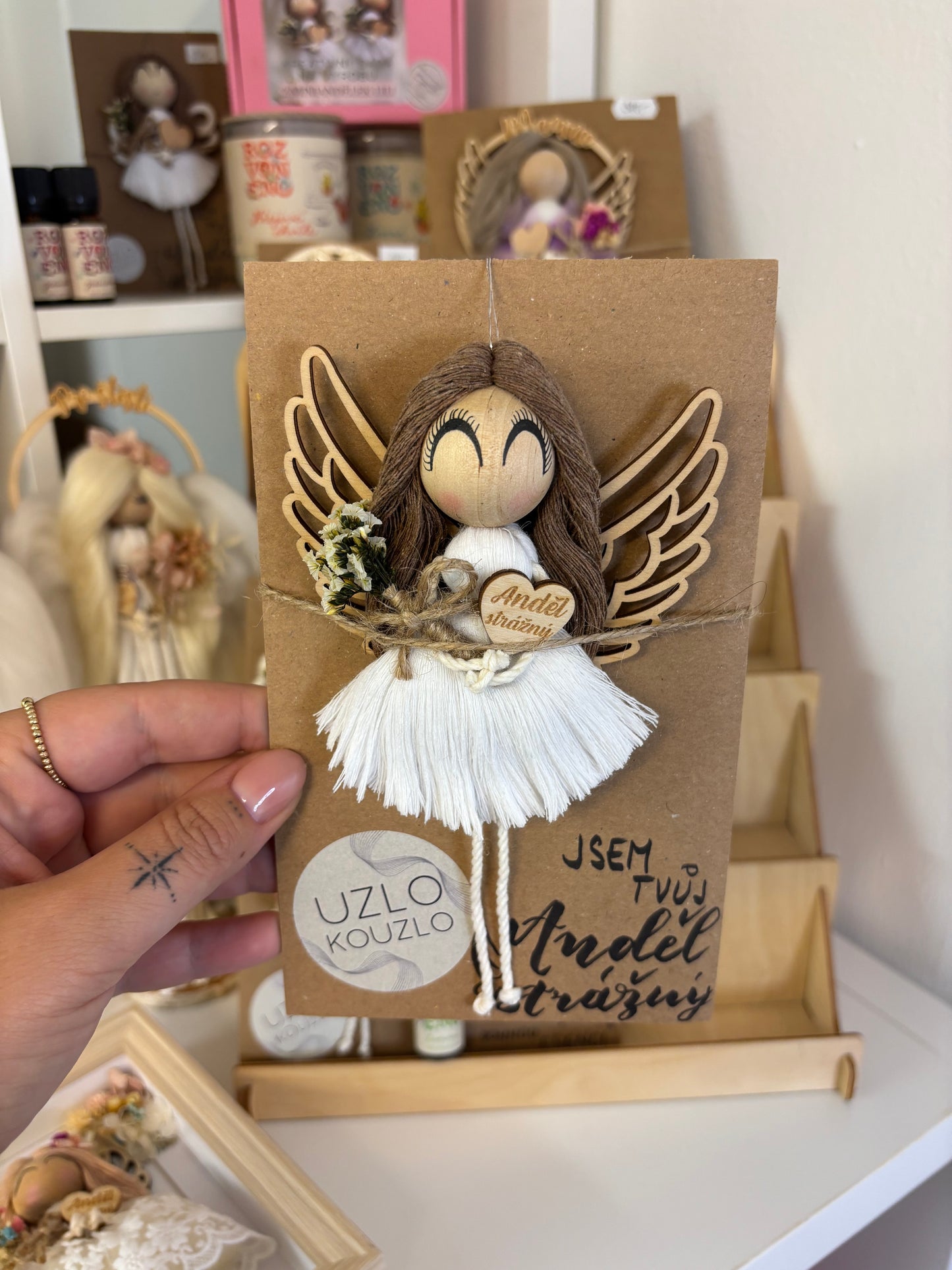 Větší andělka s dřevěnými křídly, bílá