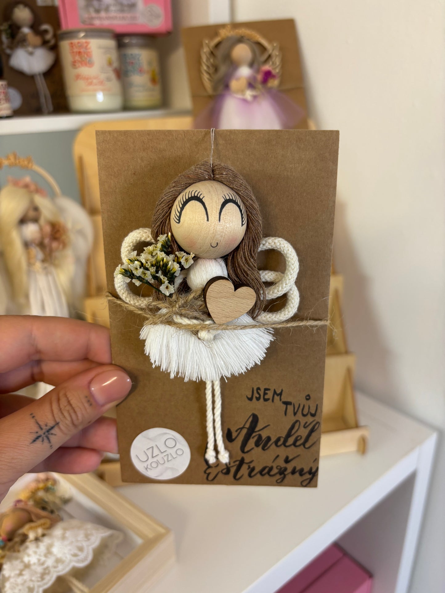 Andělka s jednoduchými křídly, bílá