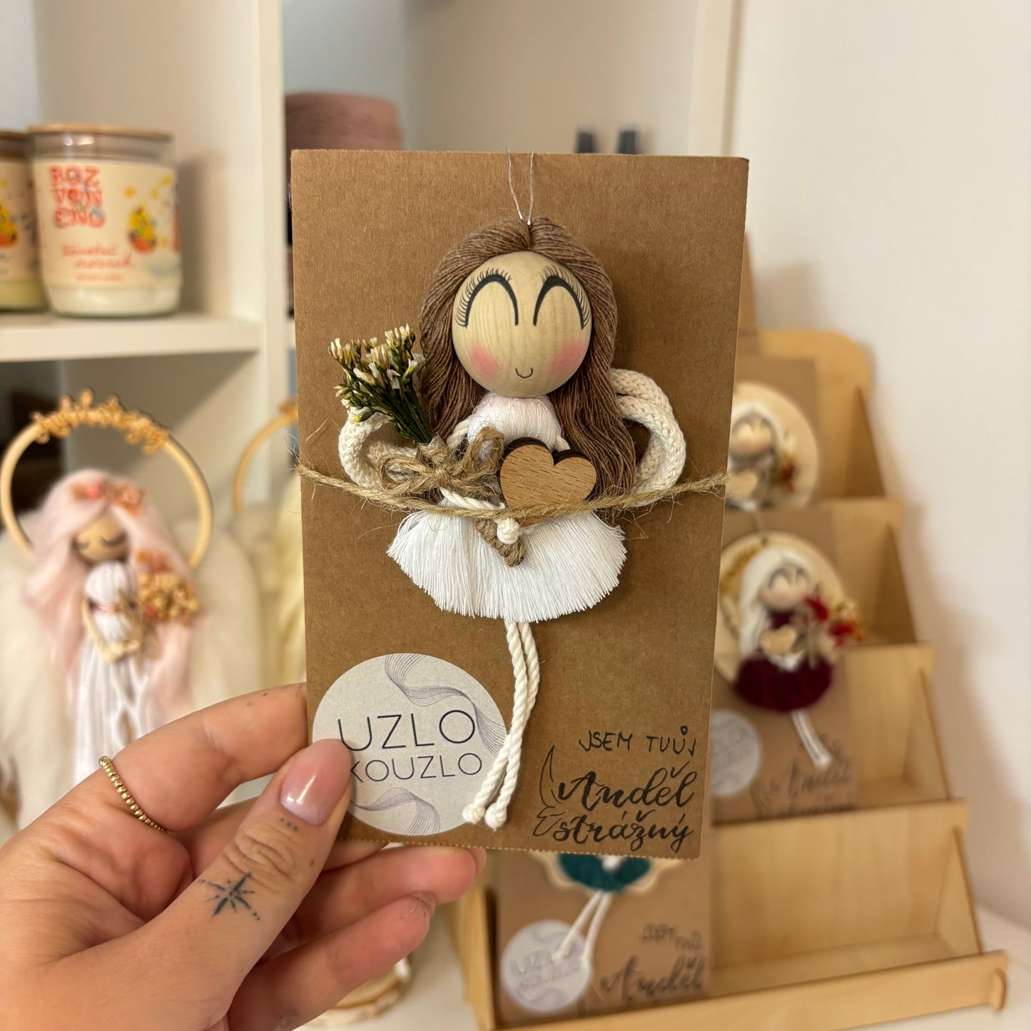 Andělka s jednoduchými křídly, bílá