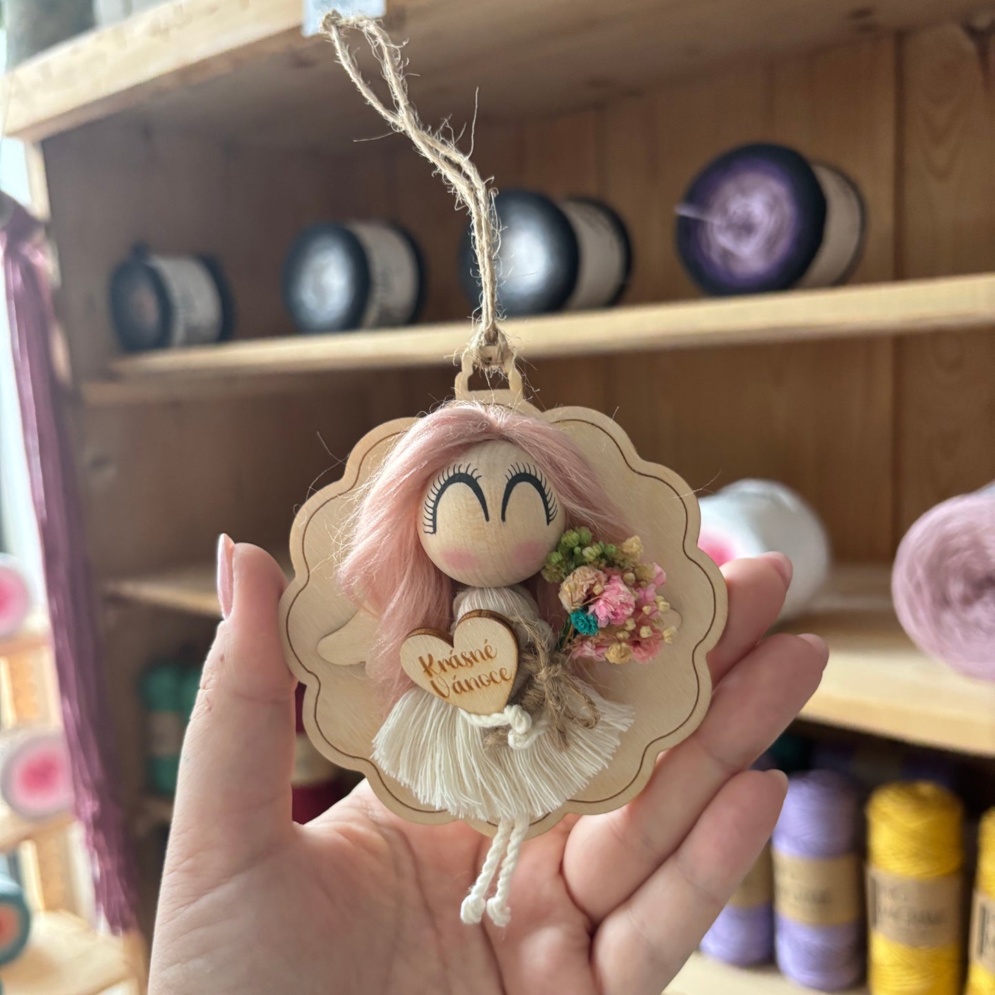 Dřevěná baňka s andělkou
