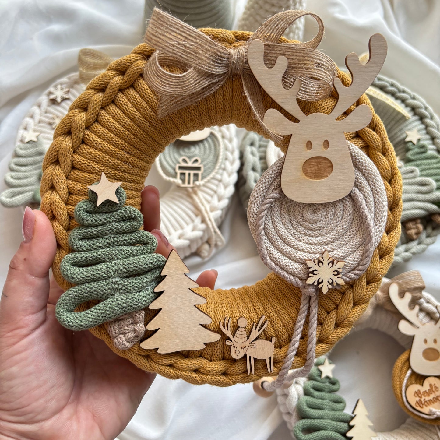 Vánoční věnec se sobem