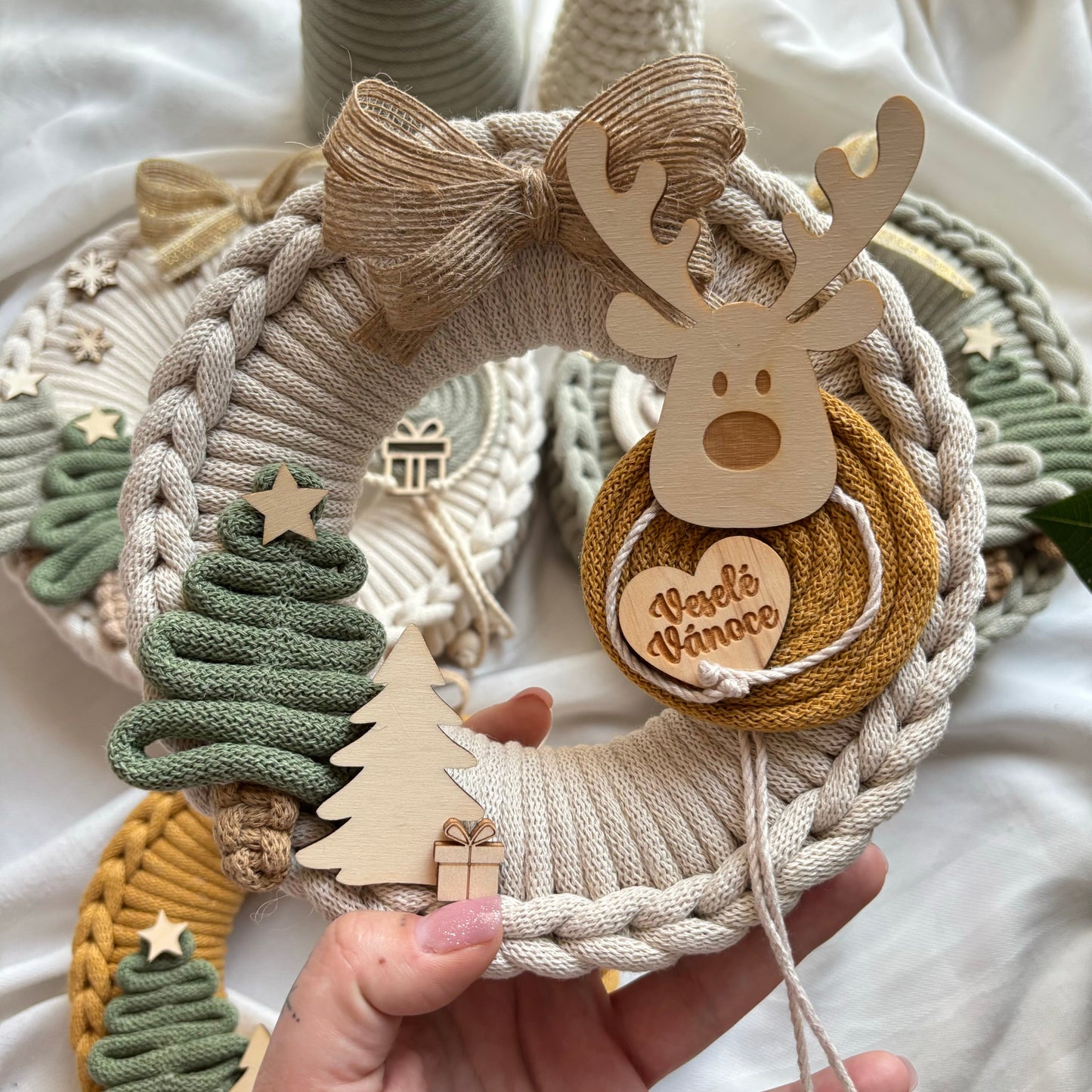 Vánoční věnec se sobem