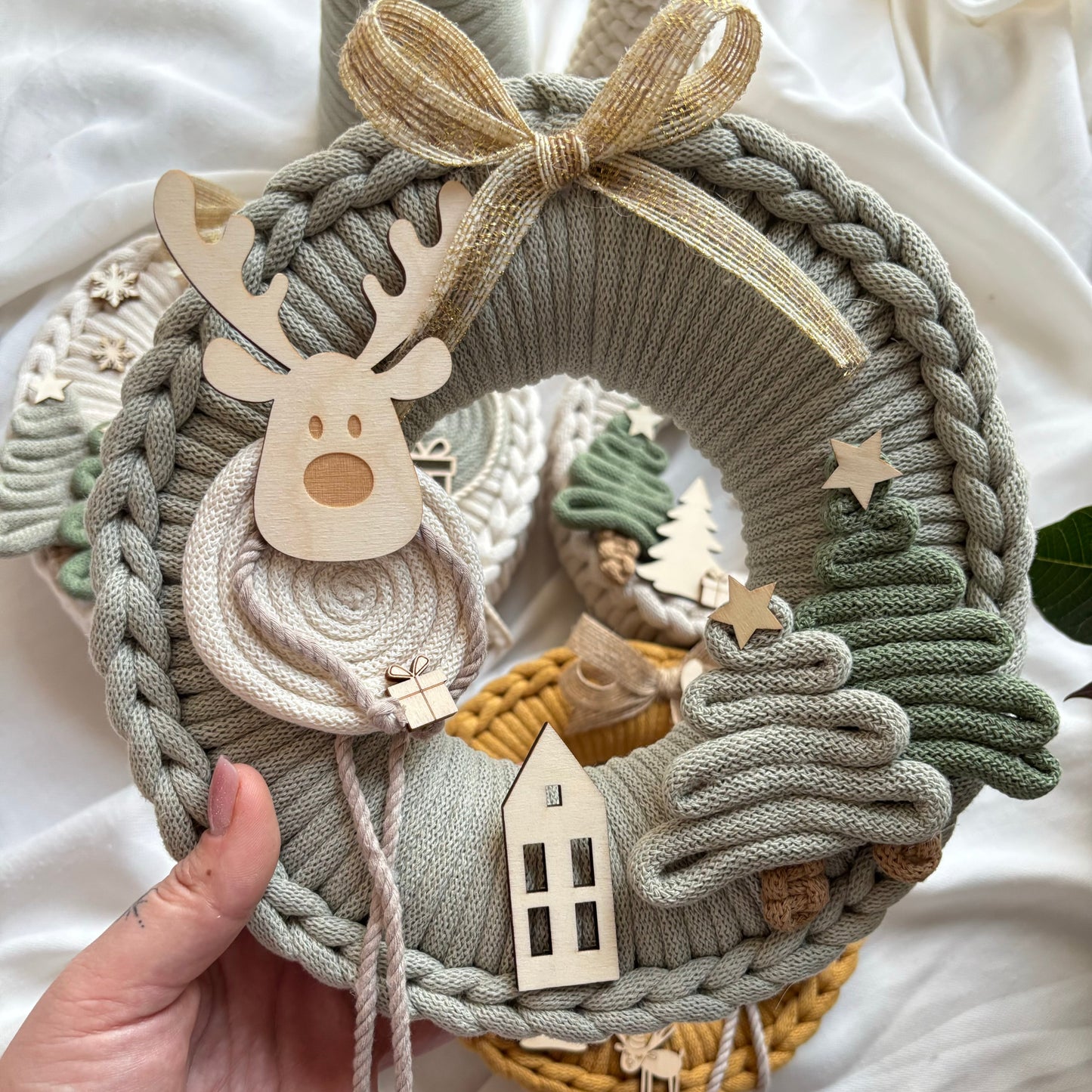 Vánoční věnec se sobem